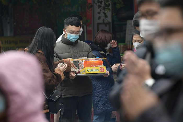 Nhiều bạn trẻ sắp lễ cầu bình an những ngày cuối năm.