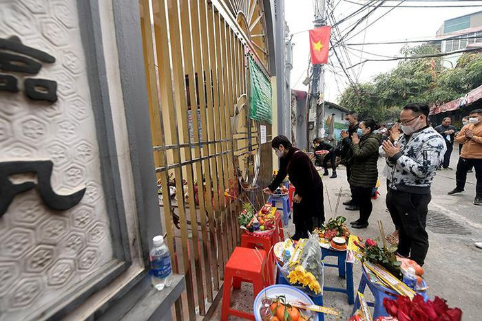 Bên ngoài cổng Phủ, rất đông người dân đổ về thắp hương, vái vọng.