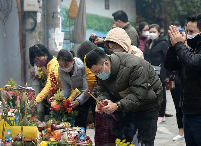 Bất chấp dịch COVID-19 đang vô cùng phức tạp, người dân vẫn tranh thủ dâng hương, cầu khấn, vái vọng trước cổng Phủ.