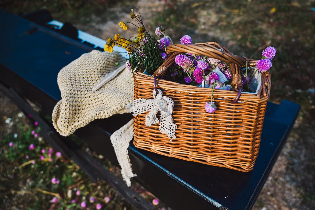 Để phù hợp với không gian tại vườn hoa, nhiều người lựa chọn mang những trang phục nhẹ nhàng, nữ tính cùng với một số phụ kiện như giỏ xách, mũ đan mây... Tại đây cũng có dịch vụ cho thuê trang phục, phụ kiện.