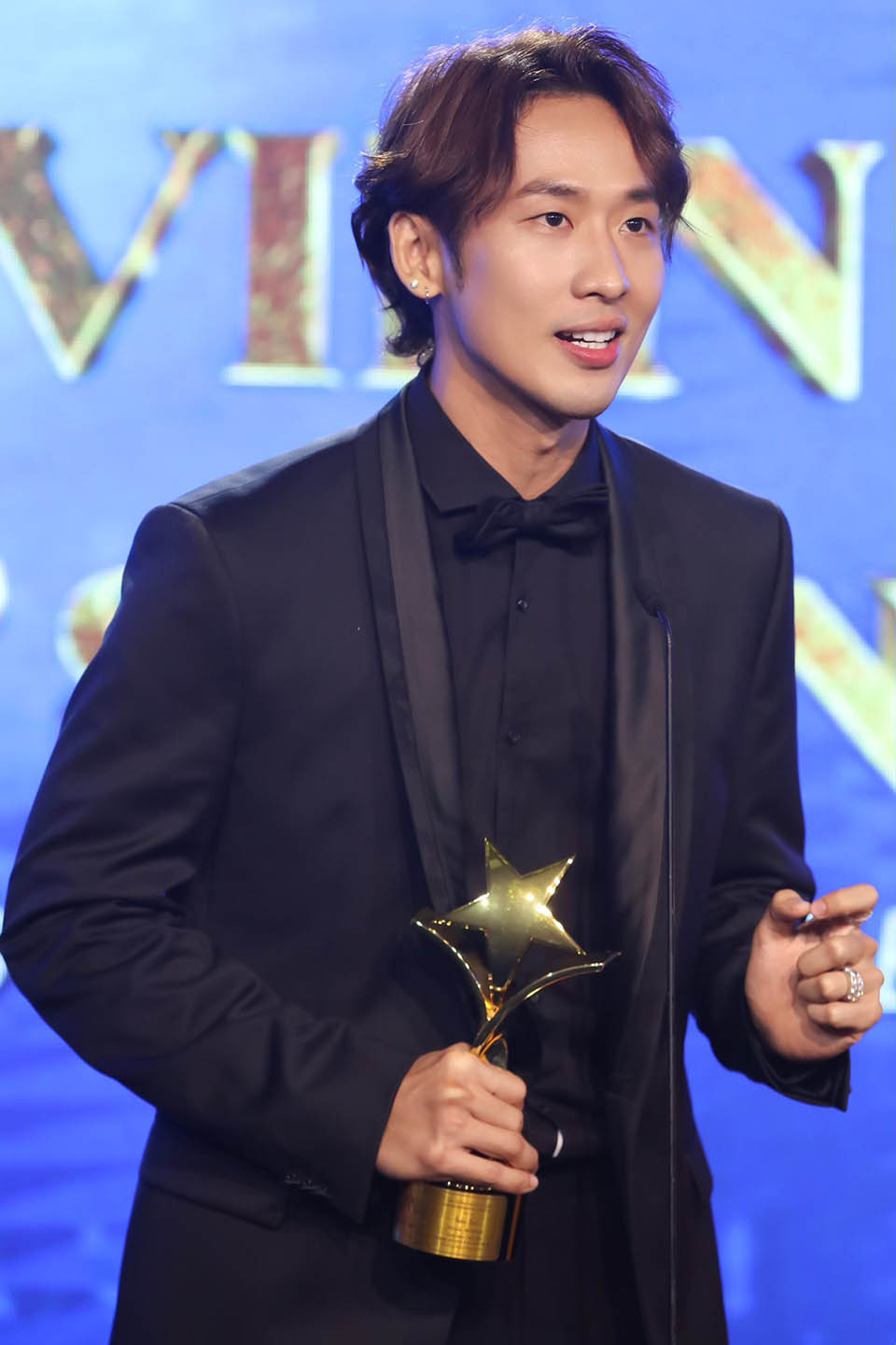 Tuấn Trần đạt kỷ lục khủng nhờ phim 400 tỷ của Trấn Thành - Hình 2 Tuan Tran dat ky luc khung nho phim 400 ty cua Tran Thanh-Hinh-2