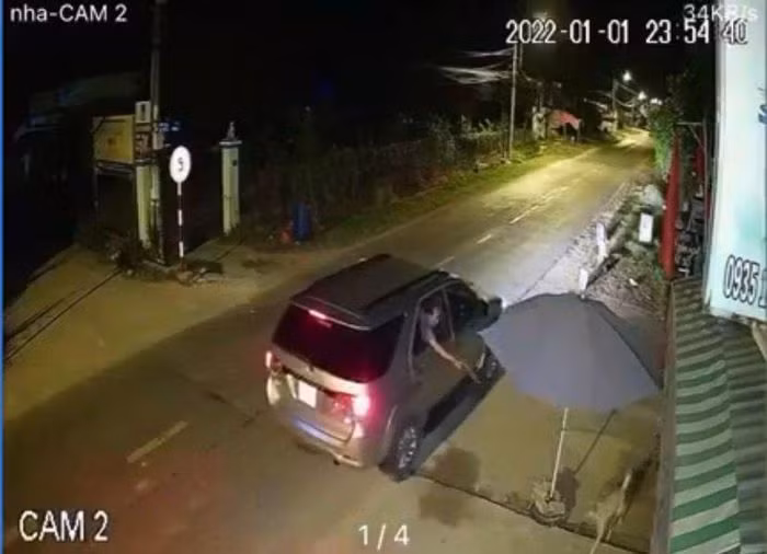 Nhom doi tuong di o to, dung sung chich dien de trom cho o TP Ho Chi Minh