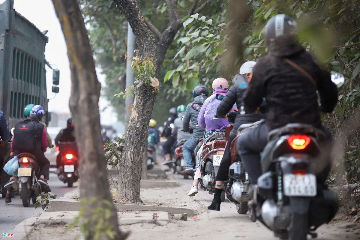 br/> xe máy đi lên cả vỉa hè khiến ùn tắc xảy ra ngay trên phần đường dành cho người đi bộ.