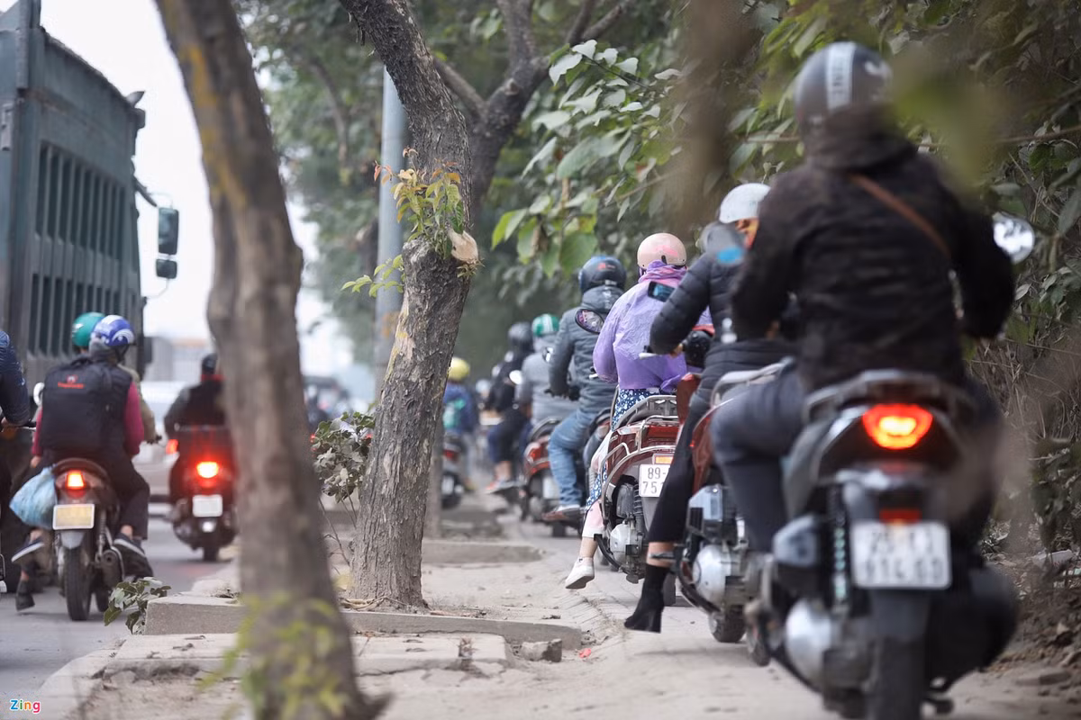br/> xe máy đi lên cả vỉa hè khiến ùn tắc xảy ra ngay trên phần đường dành cho người đi bộ.