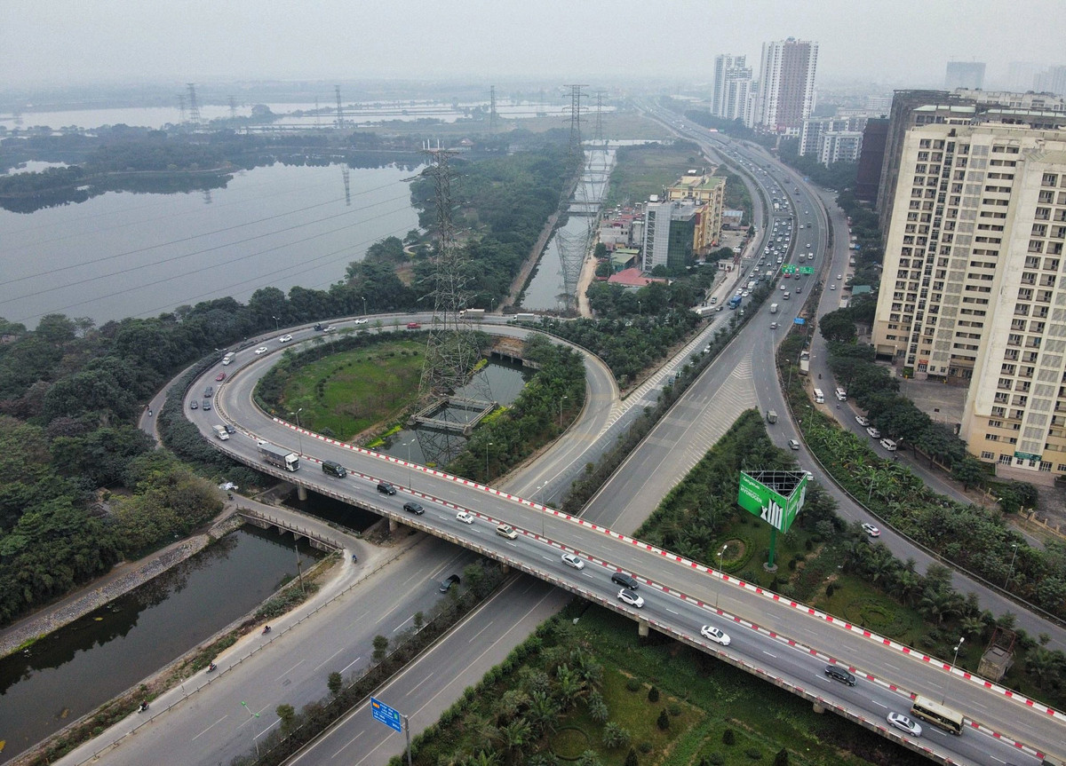 Trong khi đó, cao tốc Pháp Vân - Cầu Giẽ thông thoáng xe cộ. Mọi năm, đây là điểm đen về ùn tắc giao thông do nút giao chưa hoàn thiện.