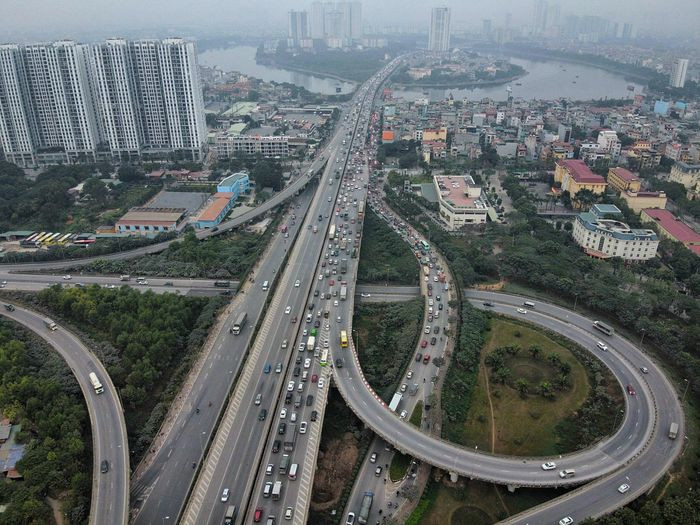 br/> Đường Vành đai 3 hướng đi Linh Đàm đoạn qua nút giao Giải Phóng, hàng dài xe cộ nhích từng chút.