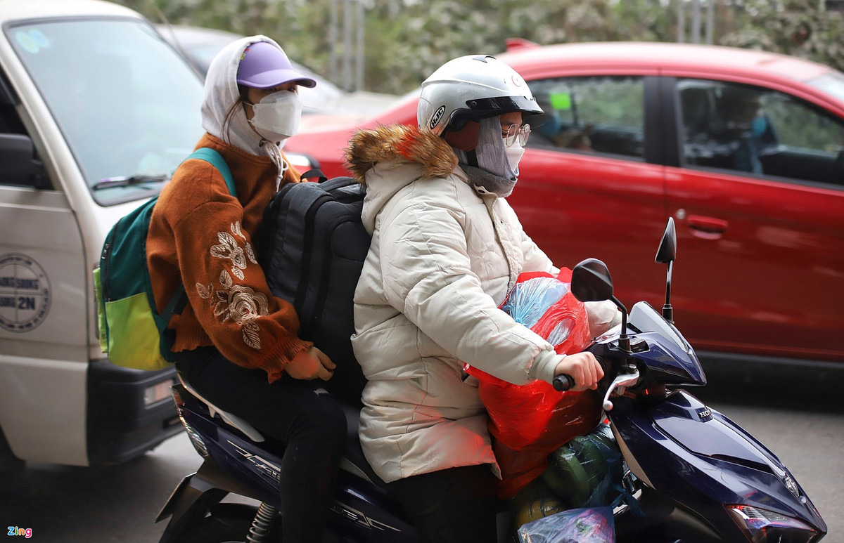 br/> Người đi đường mang theo nhiều đồ đạc sau kỳ nghỉ lễ khiến việc di chuyển giữa đám đông khó khăn hơn. Anh Lê Vũ Mạnh (28 tuổi, quê Lạng Sơn) nói: "Không nghĩ là đang dịch bệnh mà đường lại tắc thế này".