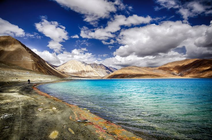  4. Mực nước thay đổi theo mùa. Trong mùa mưa và mùa khô, độ dài bờ hồ có thể biến động đến vài kilomet, tạo nên những bờ cát lung linh thay đổi liên tục. Ảnh: Pinterest.