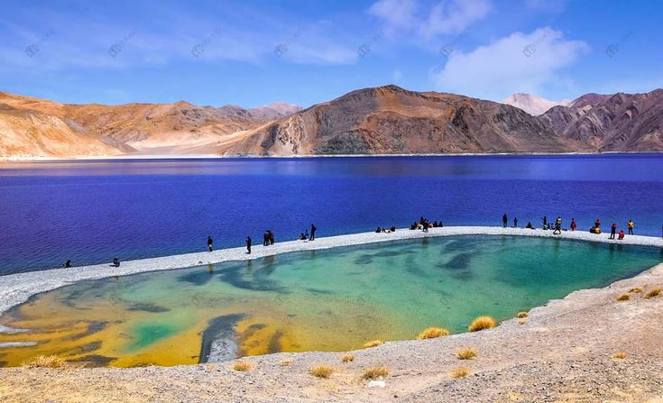  8. Nổi tiếng qua phim ảnh. Hồ Pangong trở nên đình đám sau khi xuất hiện trong bộ phim Bollywood “3 Idiots” (3 chàng ngốc), ra mắt năm 2009. Ảnh: Pinterest.