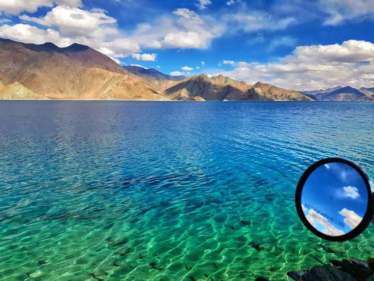  3. Sự biến đổi màu sắc kỳ ảo. Tuỳ theo góc chiếu sáng, mùa và mức nước, mặt hồ có thể chuyển từ xanh lam đến ngọc bích, thậm chí hơi hồng nhạt. Ảnh: Pinterest.