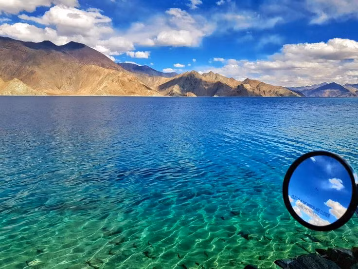  3. Sự biến đổi màu sắc kỳ ảo. Tuỳ theo góc chiếu sáng, mùa và mức nước, mặt hồ có thể chuyển từ xanh lam đến ngọc bích, thậm chí hơi hồng nhạt. Ảnh: Pinterest.