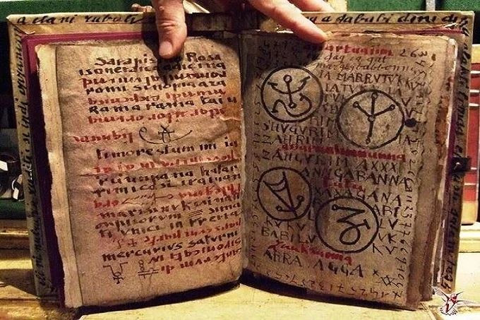  3. Văn bản được cho là viết bằng ngôn ngữ bí ẩn "Senzar". Blavatsky cho biết Sách của Dzyan được viết bằng một ngôn ngữ cổ đại gọi là Senzar – không thuộc bất kỳ hệ ngôn ngữ nào được biết đến và chỉ những người được "khai tâm" mới có thể đọc được. Ảnh: Pinterest.