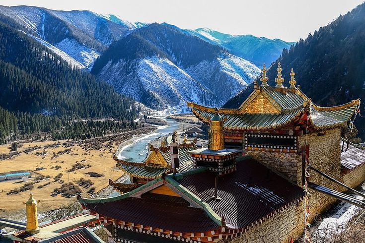  6. Một số người tin sách được giữ tại tu viện Tây Tạng. Có giả thuyết cho rằng bản gốc của Sách của Dzyan được cất giữ bí mật tại các tu viện ẩn sâu trong dãy Himalaya và được bảo vệ bởi các Lạt Ma hay đạo sư cổ xưa. Ảnh: Pinterest.