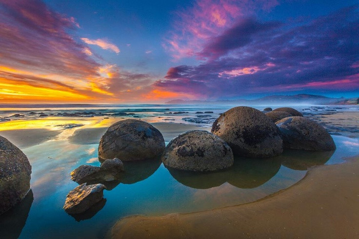  4. Mỗi cầu đá có lõi khác biệt về màu sắc và kết cấu. Phần lõi bên trong thường chứa các khoáng chất như pyrit, thạch anh và dolomit, khiến mỗi khối đá có vẻ ngoài độc đáo khi bị nứt vỡ. Ảnh: Pinterest.