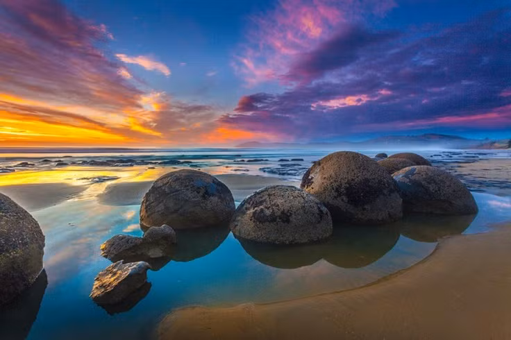  4. Mỗi cầu đá có lõi khác biệt về màu sắc và kết cấu. Phần lõi bên trong thường chứa các khoáng chất như pyrit, thạch anh và dolomit, khiến mỗi khối đá có vẻ ngoài độc đáo khi bị nứt vỡ. Ảnh: Pinterest.