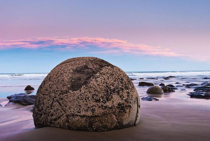 2. Chúng được hình thành từ khoảng 60 triệu năm trước. Các cầu đá Moeraki được tạo nên qua quá trình kết hạch trầm tích, tương tự cách hình thành ngọc trai, kéo dài hàng triệu năm dưới đáy biển. Ảnh: Pinterest.