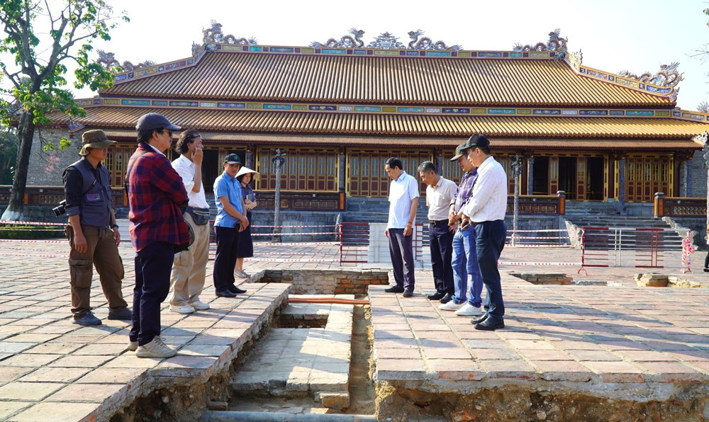 Phat lo dau tich quan trong giup phuc hoi Dai Cung Mon o Hue