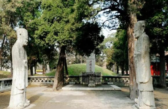 Vi sao mo Khong Tu 'qua khong dau, ran va chuot khong xam chiem'?