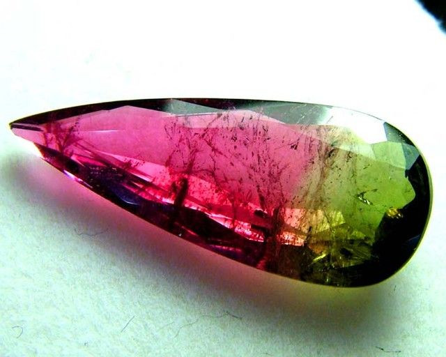  4. Tourmaline dưa hấu có độ cứng cao. Với độ cứng khoảng 7-7.5 trên thang Mohs, nó đủ bền để sử dụng trong trang sức hàng ngày mà không lo bị trầy xước hay hư hại dễ dàng. Ảnh: Pinterest.