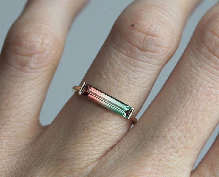  8. Được cho là mang lại năng lượng tích cực. Theo phong thủy, Tourmaline dưa hấu giúp cân bằng cảm xúc, giảm căng thẳng và mang lại sự bình yên cho tâm hồn. Nó được xem là viên đá của tình yêu và lòng trắc ẩn. Ảnh: Pinterest.