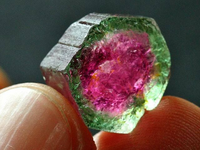  2. Nó là một loại Tourmaline đặc biệt. Tourmaline dưa hấu thực chất là một biến thể của đá Tourmaline đa sắc, hình thành do sự thay đổi điều kiện hóa học trong quá trình kết tinh. Điều này tạo ra các lớp màu sắc độc đáo bên trong viên đá. Ảnh: Pinterest.