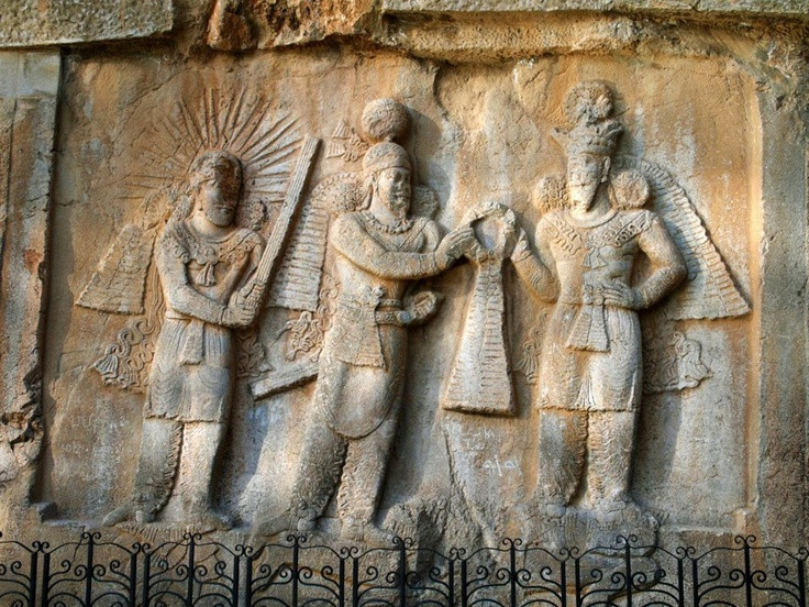  5. Ông để lại một bộ thánh kinh gọi là Avesta. Avesta là tập hợp các văn bản thiêng liêng của Bái Hỏa giáo, trong đó có phần Gathas được cho là do chính Zoroaster sáng tác – là những bài thơ triết lý về đạo đức và thần linh. Ảnh: Pinterest.