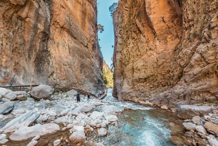  4. “Cổng Sắt” nổi tiếng chỉ rộng 3 mét. Đây là đoạn hẹp nhất của hẻm núi, nơi hai vách đá chỉ cách nhau vài mét nhưng cao đến hơn 300 mét, tạo khung cảnh ngoạn mục. Ảnh: Pinterest.