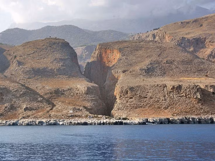  2. Nằm trong Công viên quốc gia Samaria. Công viên này được thành lập vào năm 1962 để bảo vệ hệ sinh thái độc đáo của vùng Lefka Ori (Núi Trắng). Ảnh: Pinterest.