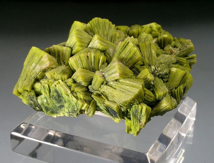  1. Được đặt theo tên một thị trấn ở Pháp. Autunite được đặt theo tên của thị trấn Autun ở Pháp, nơi nó được phát hiện lần đầu tiên vào năm 1852. Kể từ đó, khoáng vật này đã được tìm thấy ở nhiều nơi trên thế giới. Ảnh: Pinterest.