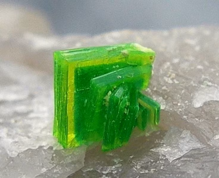  6. Dễ bị mất nước và thay đổi theo thời gian. Autunite có xu hướng mất nước khi tiếp xúc với không khí trong thời gian dài, dần chuyển thành một dạng khoáng vật khác gọi là meta-autunite. Do đó, các mẫu vật thường được bảo quản trong hộp kín. Ảnh: Pinterest.