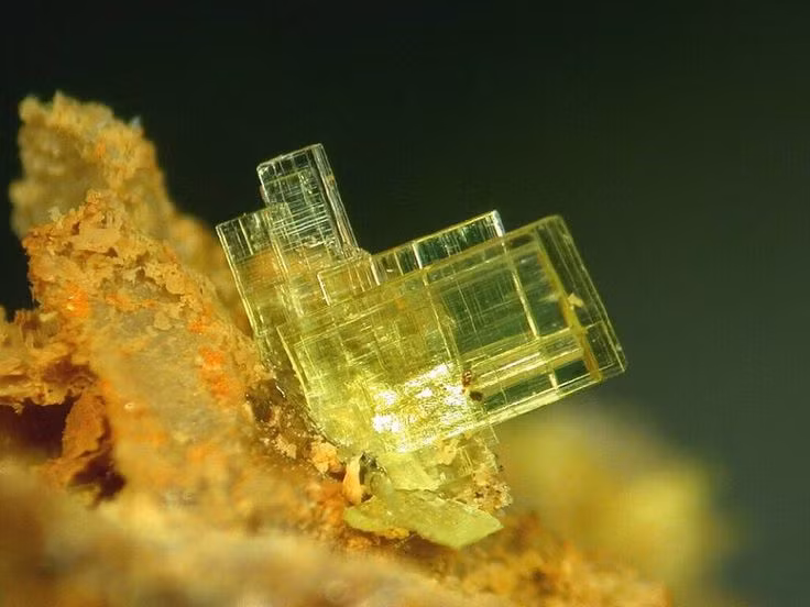  7. Được tìm thấy ở nhiều quốc gia trên thế giới. Các mỏ Autunite được tìm thấy ở nhiều nơi như Pháp, Mỹ, Nga, Bồ Đào Nha và Brazil. Mỗi khu vực có thể cung cấp những mẫu vật có sắc độ khác nhau. Ảnh: Pinterest.