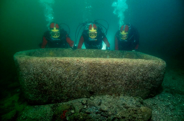  7. Bị chìm do sụt lún và động đất. Các nhà nghiên cứu cho rằng lớp đất nền yếu cộng với động đất và sóng thần đã khiến cả thành phố chìm sâu dưới biển. Ảnh: Pinterest.