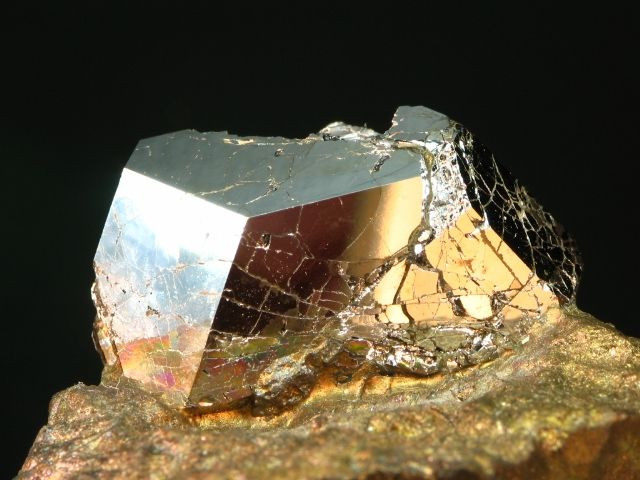  4. Bạch kim được sử dụng trong chế tạo chất xúc tác ô tô. Khoảng một nửa lượng bạch kim sản xuất hàng năm được dùng trong bộ chuyển đổi xúc tác – thiết bị giúp giảm thiểu khí thải độc hại từ động cơ ô tô, góp phần bảo vệ môi trường. Ảnh: Pinterest.