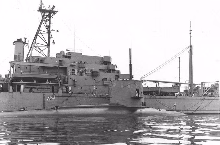  7. Một trong những thảm kịch bí ẩn nhất của Hải quân Mỹ. Mặc dù có nhiều giả thuyết khác nhau, nguyên nhân chính xác dẫn đến vụ chìm tàu USS Scorpion vẫn chưa bao giờ được công bố chính thức, khiến nó trở thành một trong những bí ẩn lớn nhất của Hải quân Mỹ. Ảnh: Pinterest.