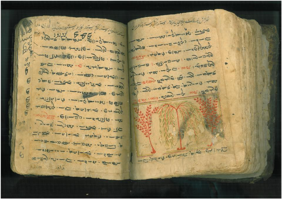 1. Avesta là kinh sách chính của đạo Zoroastrian. Avesta là tập hợp các bài kinh, lễ nghi và giáo lý của đạo Zoroastrian, được xem như nền tảng của tôn giáo này trong suốt hàng ngàn năm. Ảnh: Pinterest.