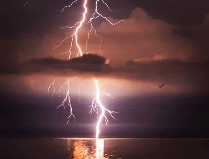  7. Giữ kỷ lục Guinness Thế giới. Năm 2013, Bão Catatumbo được sách Kỷ lục Guinness công nhận là khu vực có mật độ sét nhiều nhất thế giới. Ảnh: Pinterest.