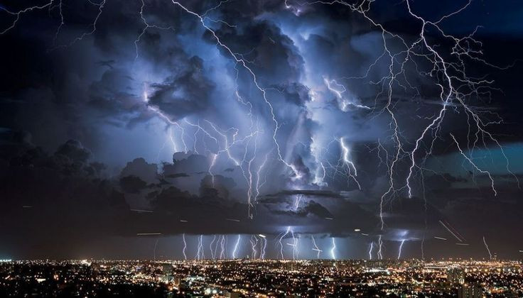  6. Sét Catatumbo ảnh hưởng đến khí hậu khu vực. Các trận sét liên tục làm ion hóa khí quyển địa phương, góp phần vào sự cân bằng ozon tự nhiên trong tầng khí quyển khu vực này. Ảnh: Pinterest.