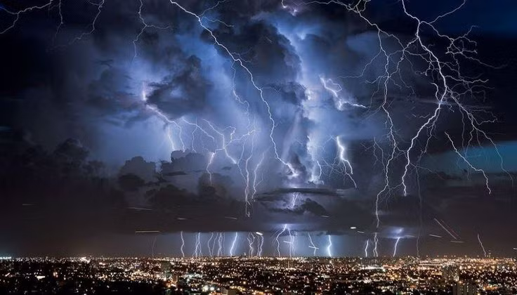  6. Sét Catatumbo ảnh hưởng đến khí hậu khu vực. Các trận sét liên tục làm ion hóa khí quyển địa phương, góp phần vào sự cân bằng ozon tự nhiên trong tầng khí quyển khu vực này. Ảnh: Pinterest.