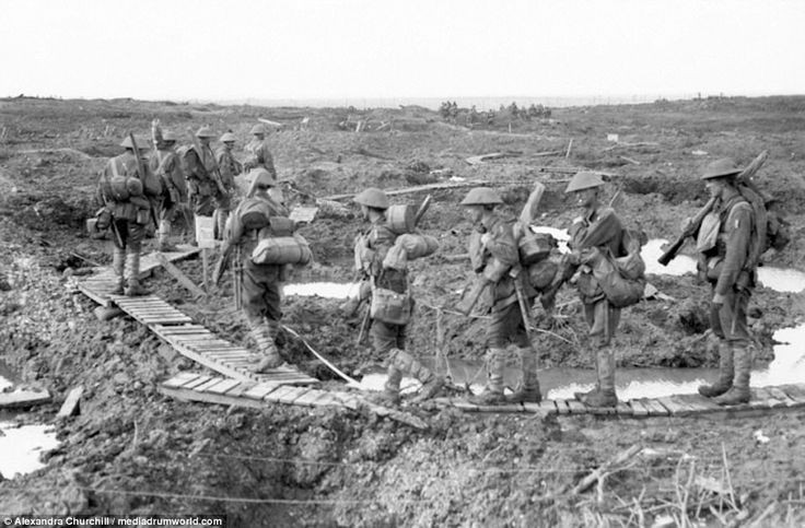 Là biểu tượng của sự vô nghĩa trong chiến tranh. Passchendaele được nhắc đến như một ví dụ điển hình cho chiến tranh chiến hào – nơi con người bị nghiền nát giữa tham vọng chính trị và thực tế chết chóc của chiến trường. Ảnh: Pinterest.
