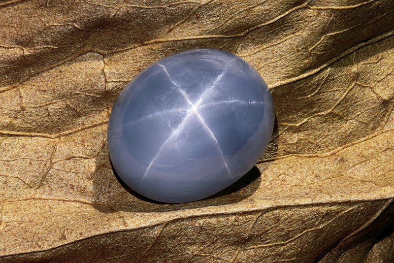 Được cho là mang theo lời nguyền sau một vụ trộm đình đám. Năm 1964, viên đá bị đánh cắp trong một vụ trộm gây chấn động tại bảo tàng. Dù được tìm thấy sau đó, người ta tin rằng lời nguyền bắt đầu từ đây. Ảnh: mindat.org.