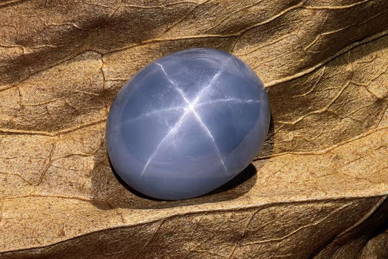 Được cho là mang theo lời nguyền sau một vụ trộm đình đám. Năm 1964, viên đá bị đánh cắp trong một vụ trộm gây chấn động tại bảo tàng. Dù được tìm thấy sau đó, người ta tin rằng lời nguyền bắt đầu từ đây. Ảnh: mindat.org.