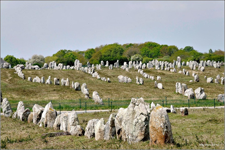  4. Truyền thuyết về binh đoàn hóa đá. Theo một truyền thuyết địa phương, những khối đá ở Carnac từng là một đoàn quân La Mã bị phù thủy Merlin hóa đá khi họ đang truy đuổi ông. Ảnh: Pinterest.