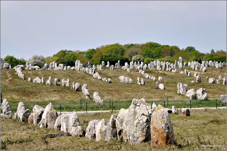  4. Truyền thuyết về binh đoàn hóa đá. Theo một truyền thuyết địa phương, những khối đá ở Carnac từng là một đoàn quân La Mã bị phù thủy Merlin hóa đá khi họ đang truy đuổi ông. Ảnh: Pinterest.