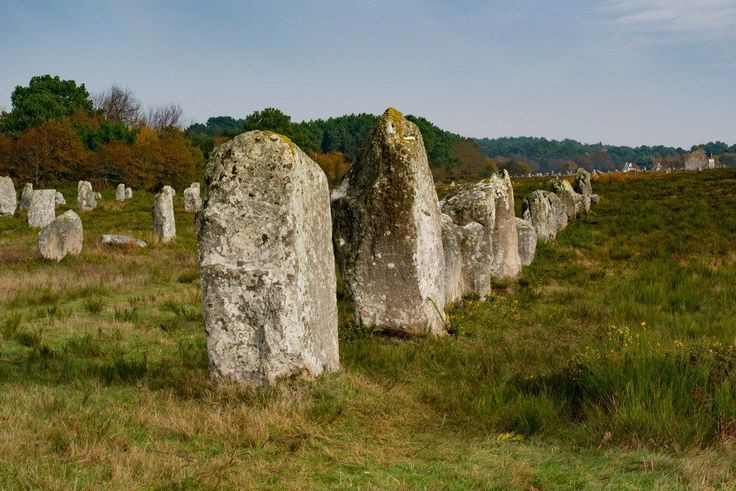  6. Một số đá có khắc ký hiệu bí ẩn. Một số khối đá Carnac có các ký hiệu hoặc hình khắc cổ, có thể là dấu vết của một nền văn minh cổ đại chưa được biết đến. Ảnh: Pinterest.