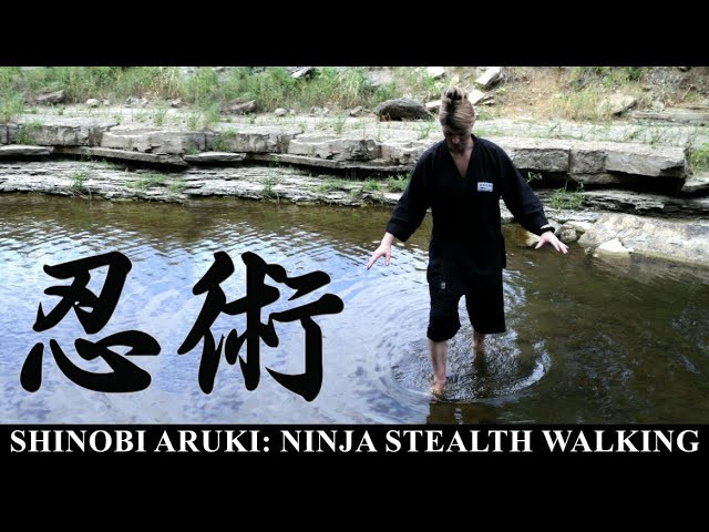  8. Sui-ren – kỹ năng di chuyển dưới nước. Ninja không chỉ giỏi leo trèo hay ẩn thân trên cạn mà còn có thể bơi lội, vượt sông và lặn để tiếp cận mục tiêu bất ngờ. Họ sử dụng ống thở bằng tre và các phụ kiện nổi để ngụy trang. Ảnh: YouTube.