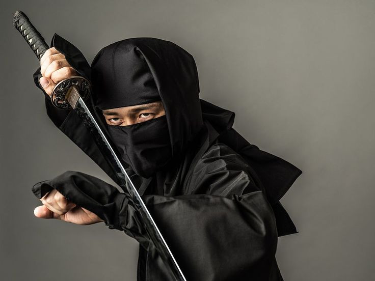  3. Kenjutsu – kỹ thuật kiếm pháp. Ninja là những người sử dụng kiếm rất thành thạo. Họ dùng loại kiếm đặc trưng là ninjatō – thanh kiếm ngắn, dễ di chuyển, phù hợp với chiến đấu cận chiến và tấn công bất ngờ. Ảnh: Pinterest.