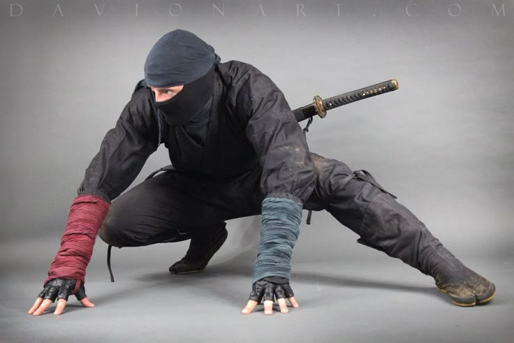 7. Shinobi-iri – kỹ thuật di chuyển lặng lẽ. Ninja luyện tập để di chuyển không gây tiếng động, luồn lách qua mọi địa hình mà không bị phát hiện – kỹ năng này giúp họ đột nhập thành công cả những nơi canh phòng nghiêm ngặt nhất. Ảnh: Pinterest.
