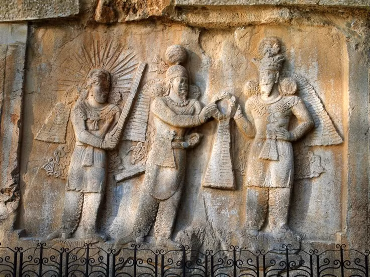  4. Được truyền miệng qua nhiều thế kỷ. Trước khi được ghi chép lại, các nội dung của Avesta chủ yếu được truyền miệng qua các thế hệ tu sĩ và tín đồ, một truyền thống kéo dài hàng trăm năm. Ảnh: Pinterest.