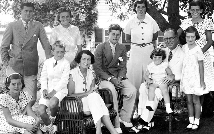  3. Lời nguyền dòng họ Kennedy. Gia tộc Kennedy, một trong những gia đình quyền lực nhất nước Mỹ, phải chịu hàng loạt bi kịch từ ám sát, tai nạn đến bệnh tật. Điều này khiến nhiều người tin rằng dòng họ này bị nguyền rủa. Ảnh: Pinterest.