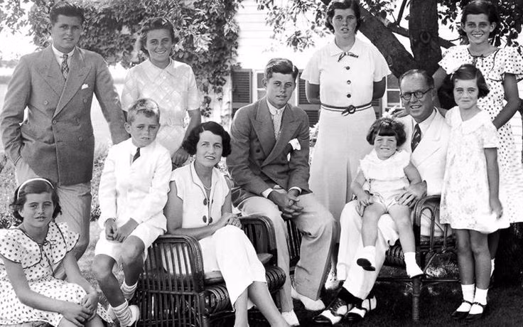  3. Lời nguyền dòng họ Kennedy. Gia tộc Kennedy, một trong những gia đình quyền lực nhất nước Mỹ, phải chịu hàng loạt bi kịch từ ám sát, tai nạn đến bệnh tật. Điều này khiến nhiều người tin rằng dòng họ này bị nguyền rủa. Ảnh: Pinterest.